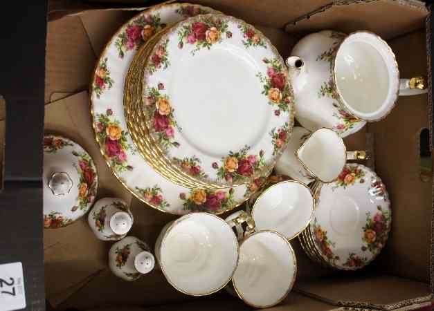 Appraisal: Tray of Royal Albert Old Country Roses comprising Dinner Plates