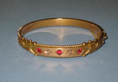 Appraisal: AN EDWARDIAN CT GOLD BANGLE the hinged top inset with