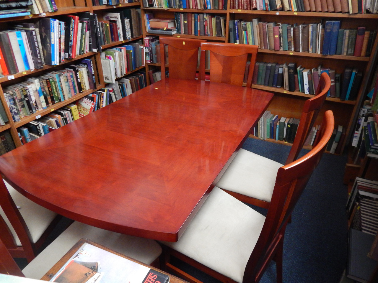 Appraisal: A mahogany dining room suite comprising of a dining room