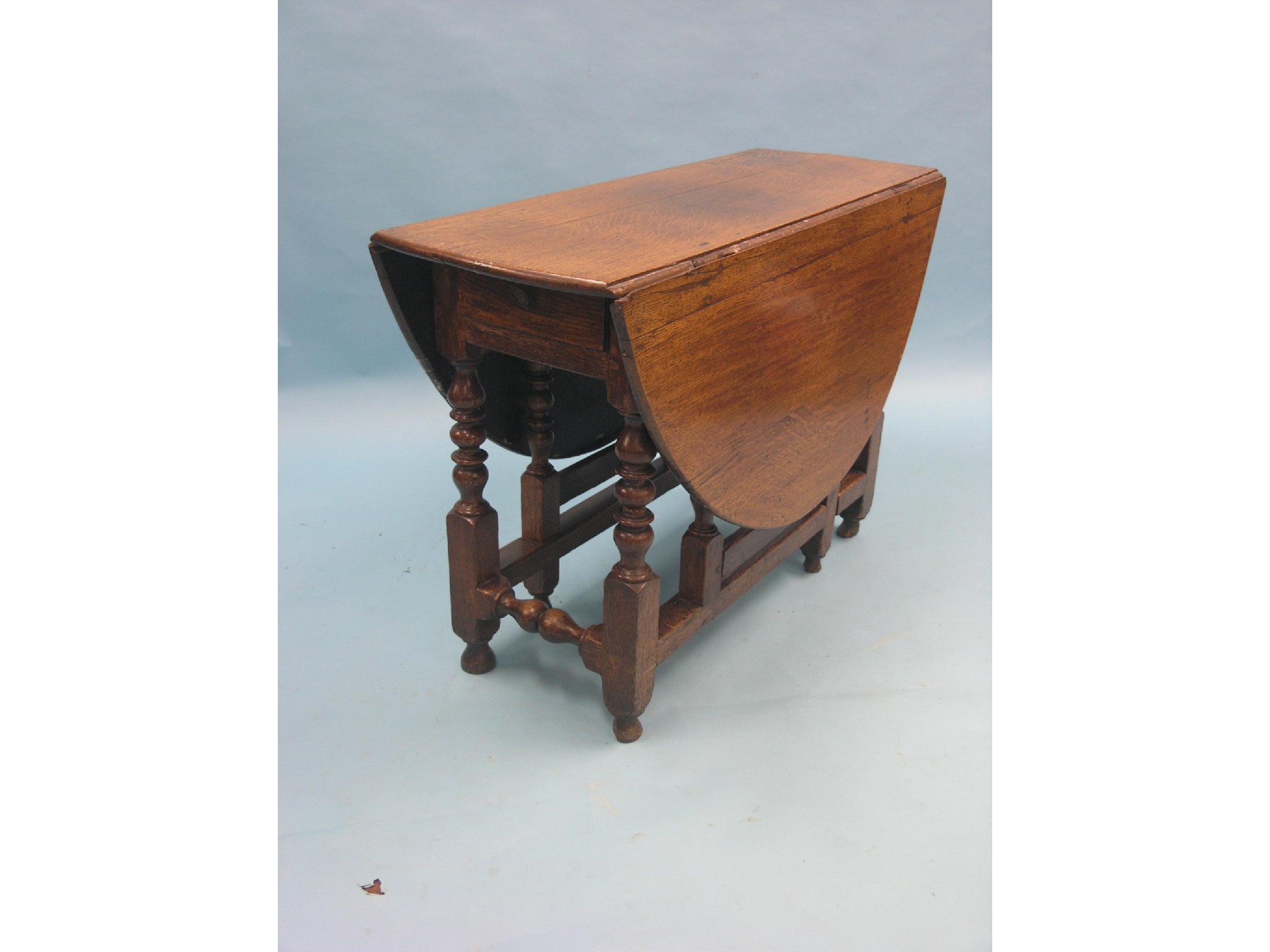 Appraisal: An th century oak gateleg table with single drawer on