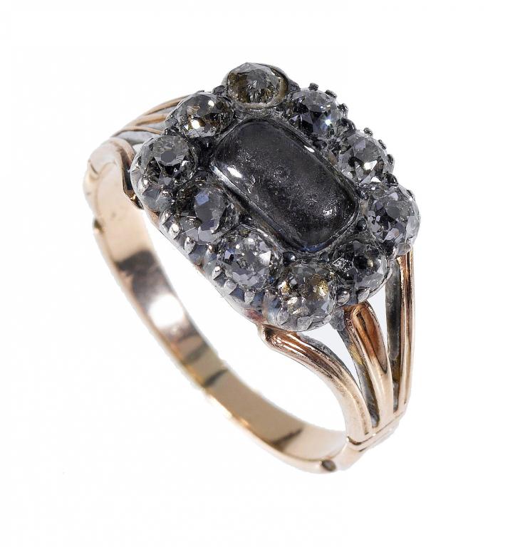 Appraisal: AN ANTIQUE DIAMOND MOURNING RING with oblong tablet of ten