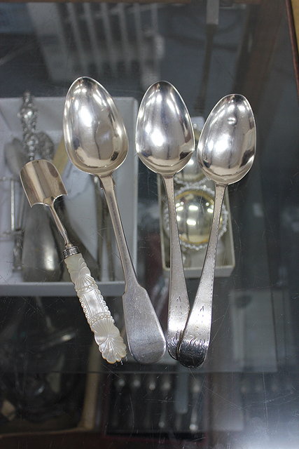 Appraisal: A GEORGIAN SILVER TABLESPOON marked with London makers mark of