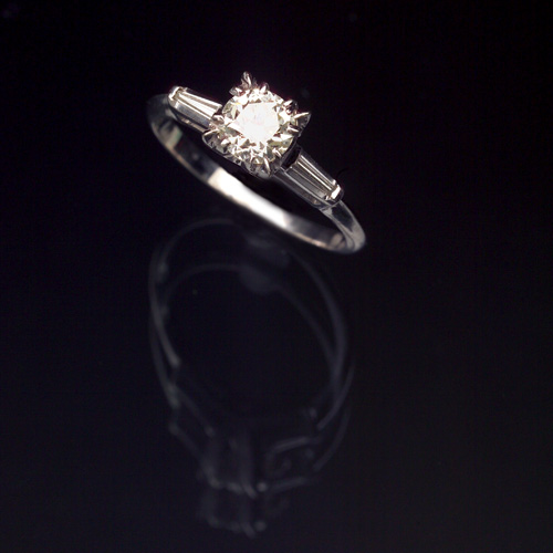 Appraisal: DIAMOND Ladies engagement ring with fishtail mount containing European-cut diamond