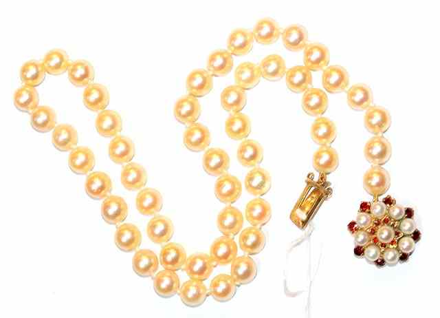 Appraisal: A CULTURED PEARL NECKLACE with a garnet pearl and gold