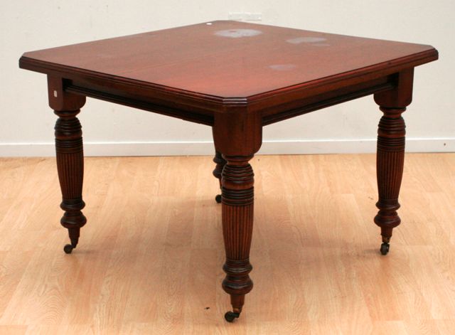 Appraisal: An Edwardian walnut extension dining table with one leaf cms