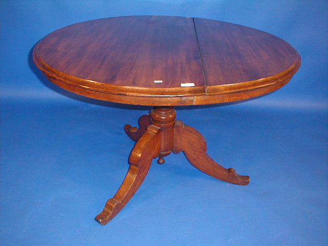 Appraisal: A Victorian oak circular breakfast table