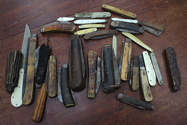 Appraisal: A SELECTION OF TH CENTURY AND LATER ANTLER HANDLED PENKNIVES