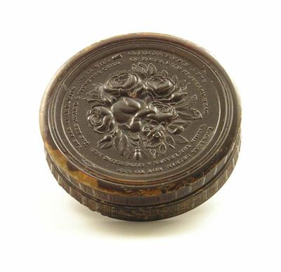 Appraisal: A th century pressed horn circular snuff box the cover