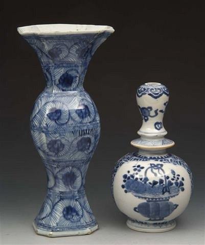 Appraisal: AN TH CENTURY CHINESE BLUE AND WHITE BOTTLE VASE decorated