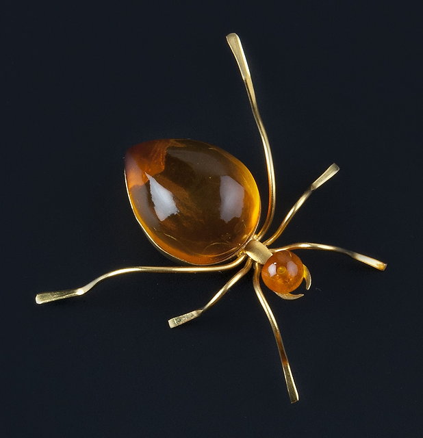 Appraisal: An insect brooch modelled as an ant with cabochon amber