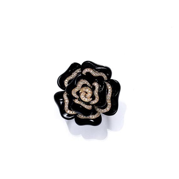 Appraisal: AN ONYX AND DIAMOND RING Pink gold Decorative brooch modeled