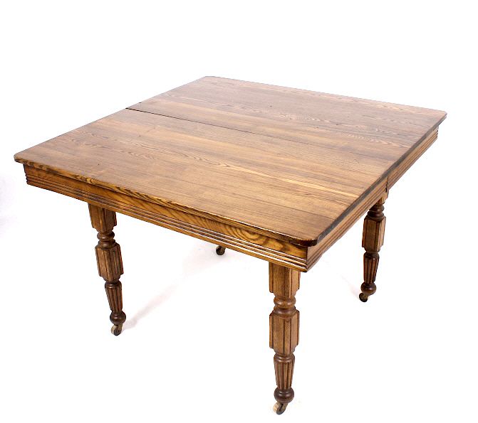 Appraisal: Antique Oak Dining Room Table w Leaves This is an