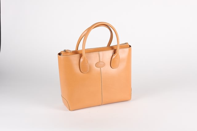 Appraisal: Tod's Camel saddle leather handbag with zip top closure shoulder