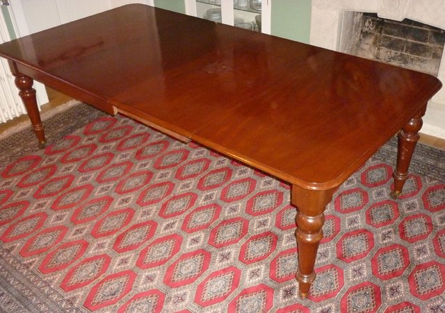 Appraisal: A Victorian mahogany extending dining table on turned legs cm