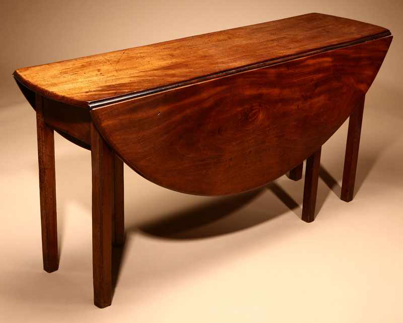 Appraisal: A George III mahogany drop-leaf hunt table Late th Century