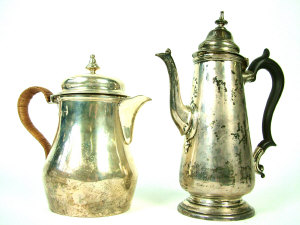 Appraisal: A Georgian style silver coffee pot with domed lid on