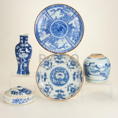 Appraisal: ASIAN PORCELAIN Five blue and white th th c ginger