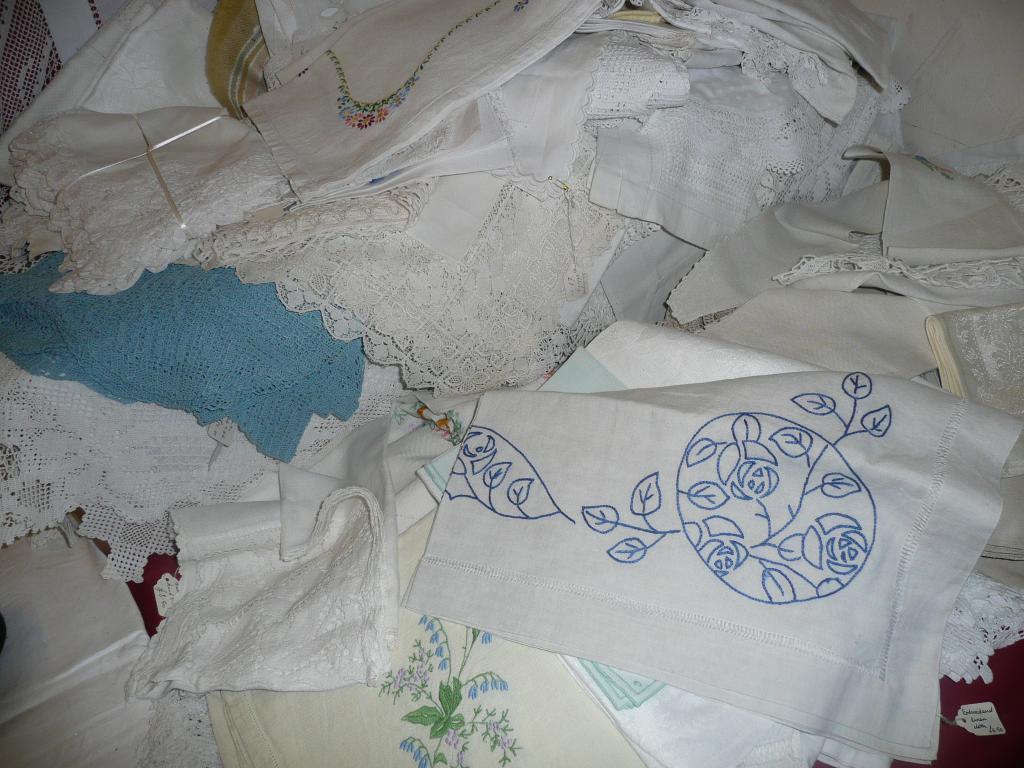 Appraisal: A collection of vintage linens - various eras decorative napkins