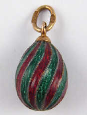 Appraisal: A Russian gold miniature Easter egg with cloisonne enamelled swirl