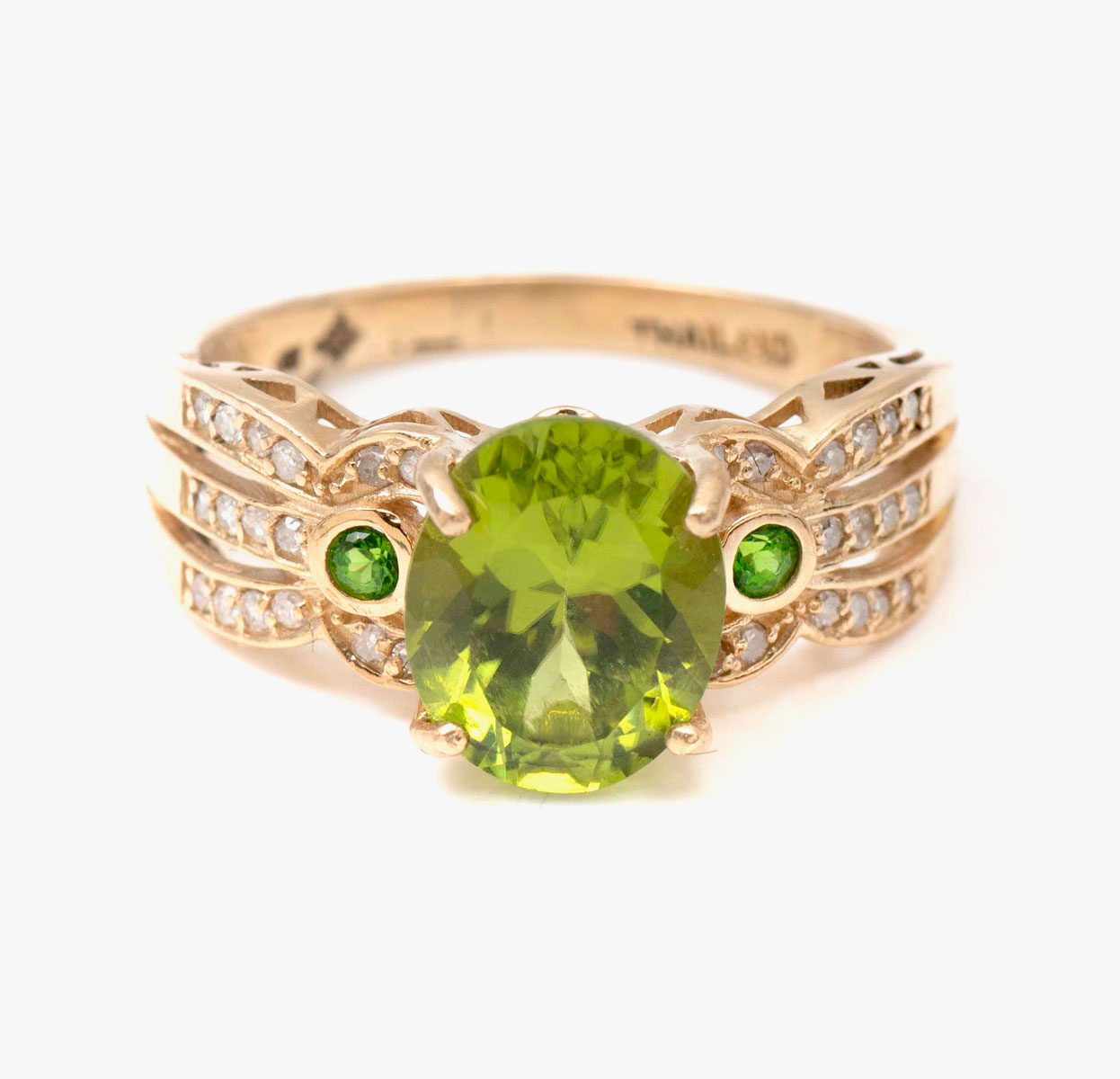 Appraisal: K PERIDOT DIAMOND RING K yellow gold ring contains oval