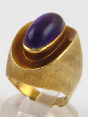 Appraisal: A yellow metal tests carat gold marked cabochon amethyst ring