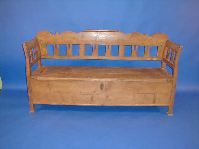 Appraisal: A stripped pine bench with box seat