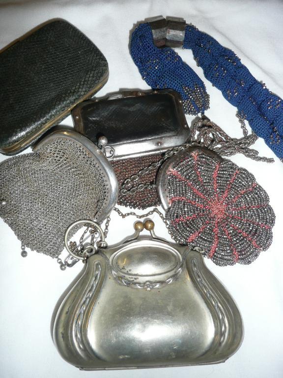 Appraisal: An EPNS vintage decorative purse with chain handle three small