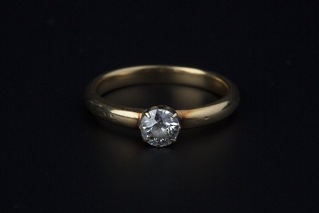 Appraisal: A DIAMOND SINGLE STONE RING the old-cut diamond in claw