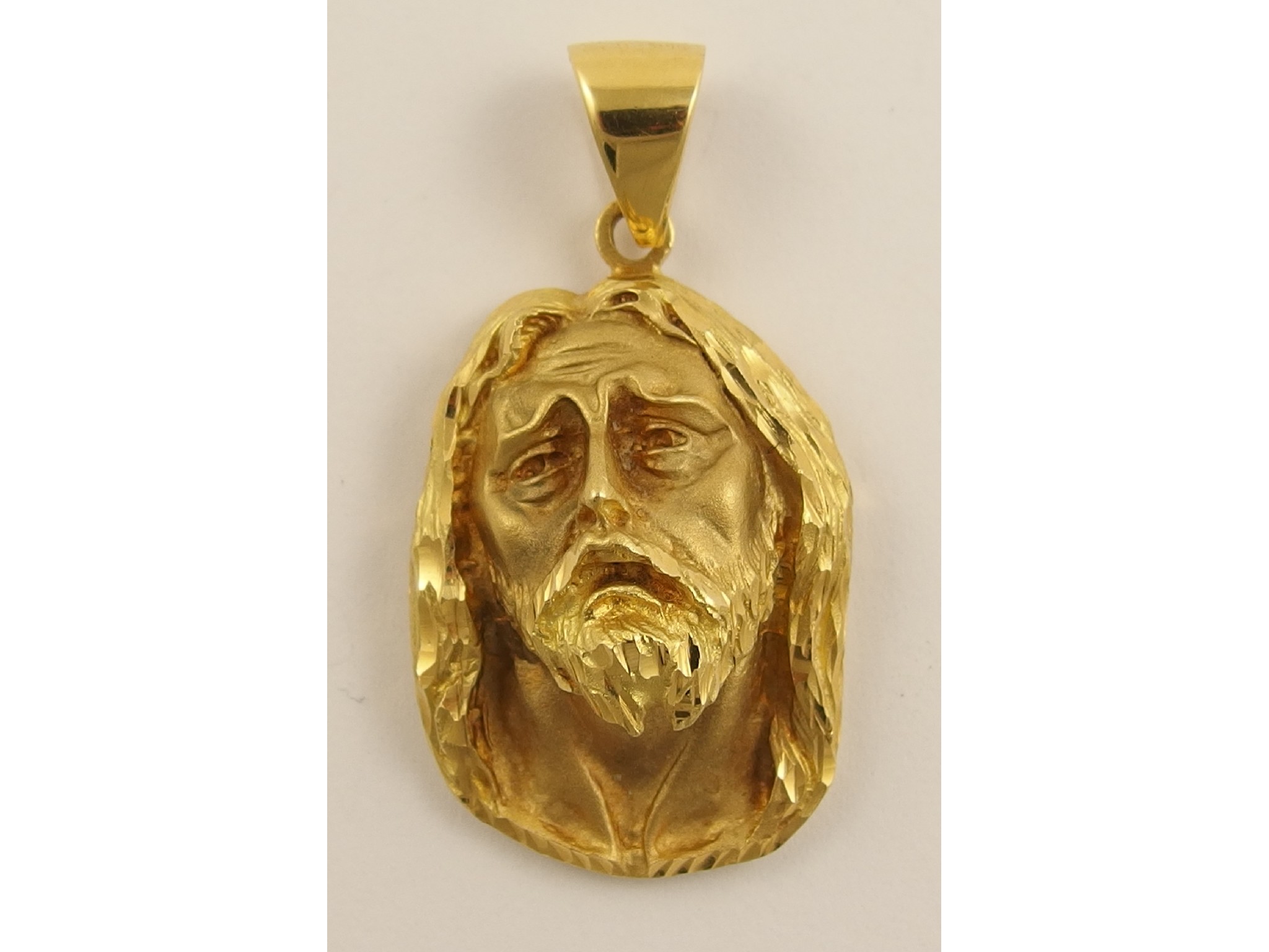 Appraisal: An ct pendant in the shape of the head of