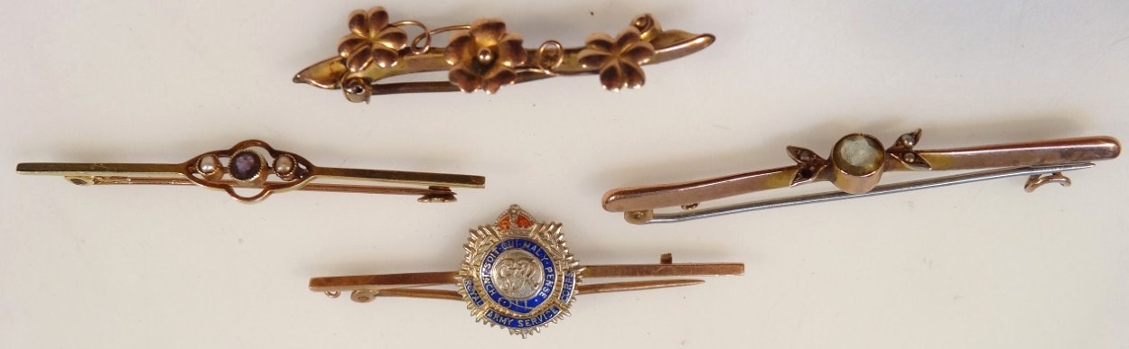 Appraisal: Four brooches to include a bar brooch set with pearl