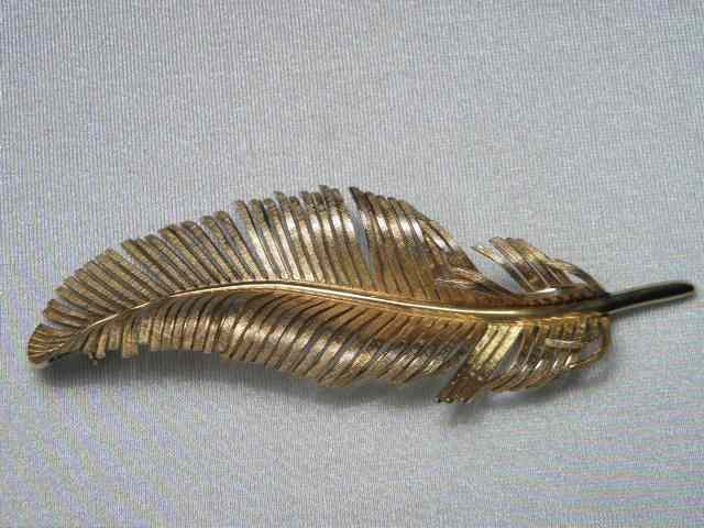 Appraisal: A kt yellow gold brooch in the form of a