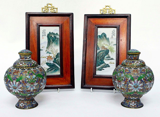 Appraisal: A PAIR OF EARLY MID TH CENTURY CLOISONNE LIDDED JARS