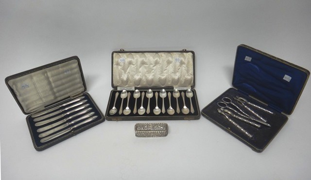 Appraisal: A set of twelve silver teaspoons Birmingham with a case