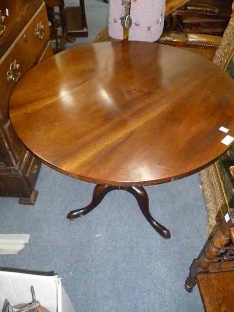 Appraisal: A TH CENTURY MAHOGANY CIRCULAR TILT TOP OCCASIONAL TABLE on