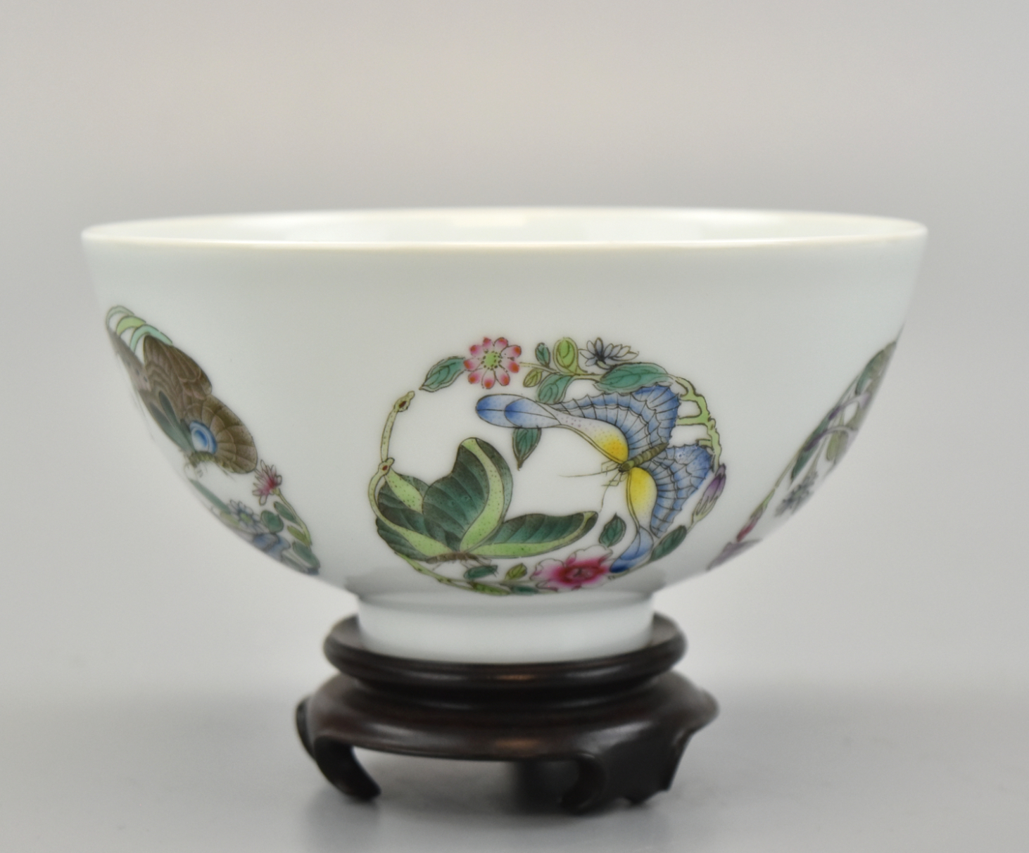 Appraisal: Elegant tapered Chinese famille rose porcelain bowl with five roundels