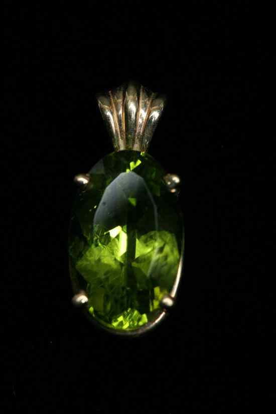 Appraisal: K YELLOW GOLD MOUNTED OVAL PERIDOT PENDANT Peridot weighing app