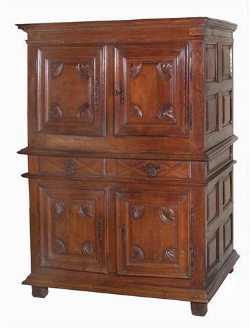 Appraisal: AN TH CENTURY OAK CUPBOARD in two parts with moulded