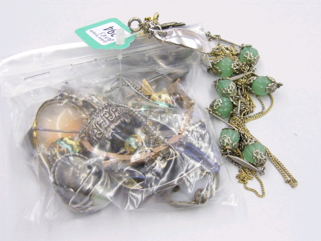 Appraisal: Bag of assorted jewellery including an oval cameo brooch oval