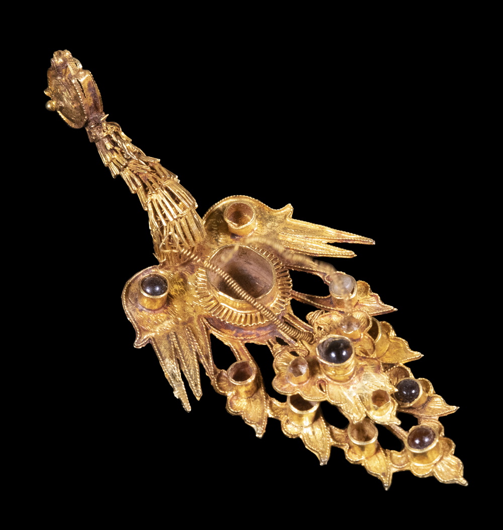 Appraisal: TIBETAN GOLD ORNAMENT th c Phoenix Bird brooch in wire