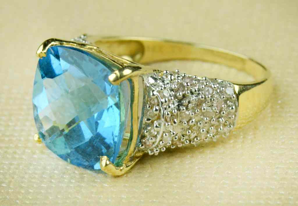 Appraisal: Ladies K Blue Topaz RingFancy cut blue topaz stone in