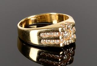 Appraisal: k Diamond Gents Ring k yellow gold and diamond gents