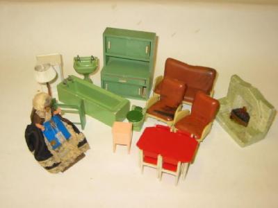 Appraisal: A plaster three piece doll's house bathroom set painted green