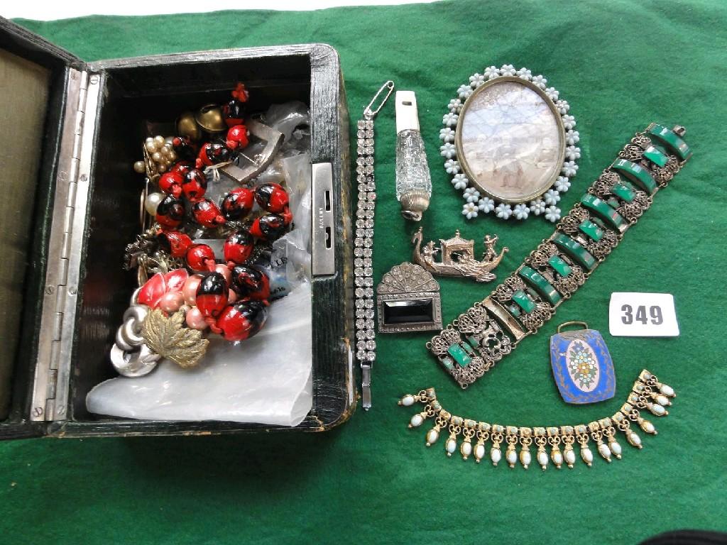 Appraisal: A Victorian jewellery box containing a small quantity of various