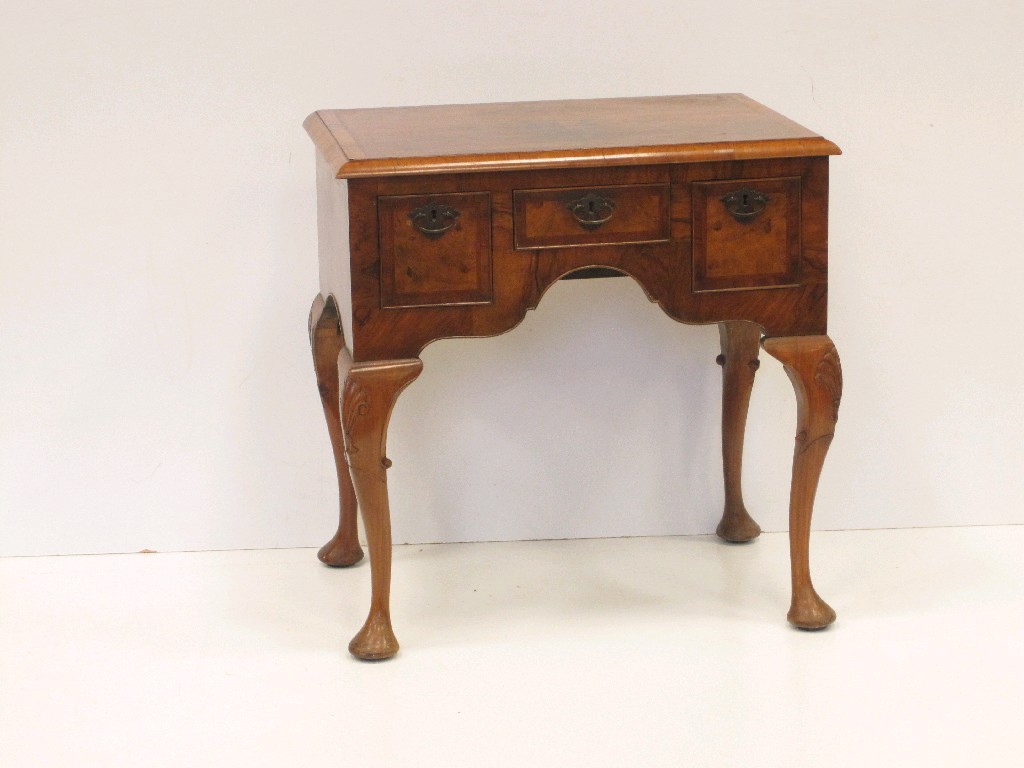 Appraisal: A Queen Anne style walnut Lowboy fitted three drawers with