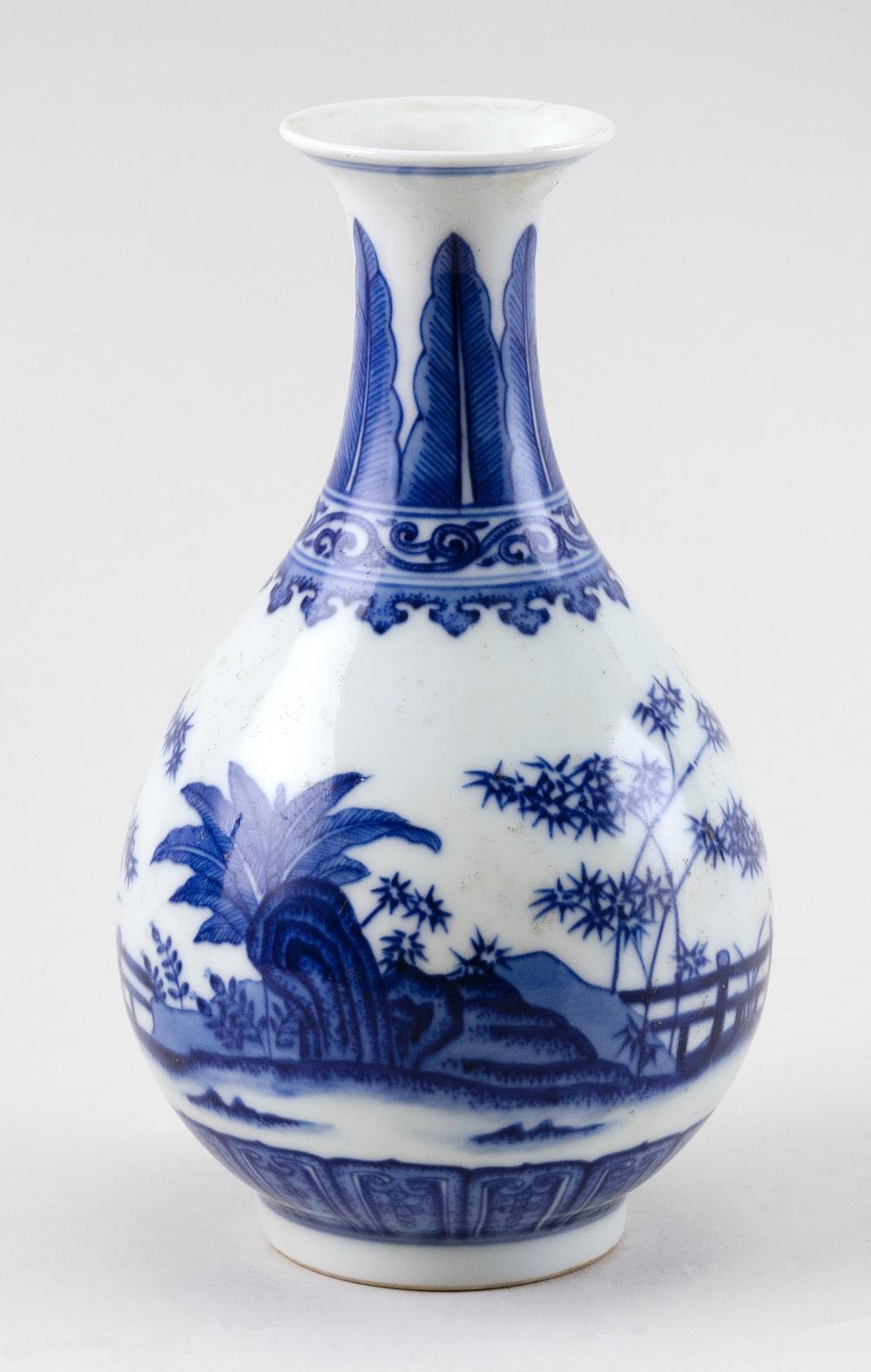 Appraisal: CHINESE BLUE AND WHITE PORCELAIN VASE LATE TH EARLY TH