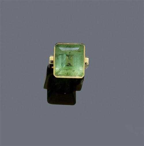 Appraisal: TOURMALINE AND GOLD RING Yellow gold Modern solid ring the