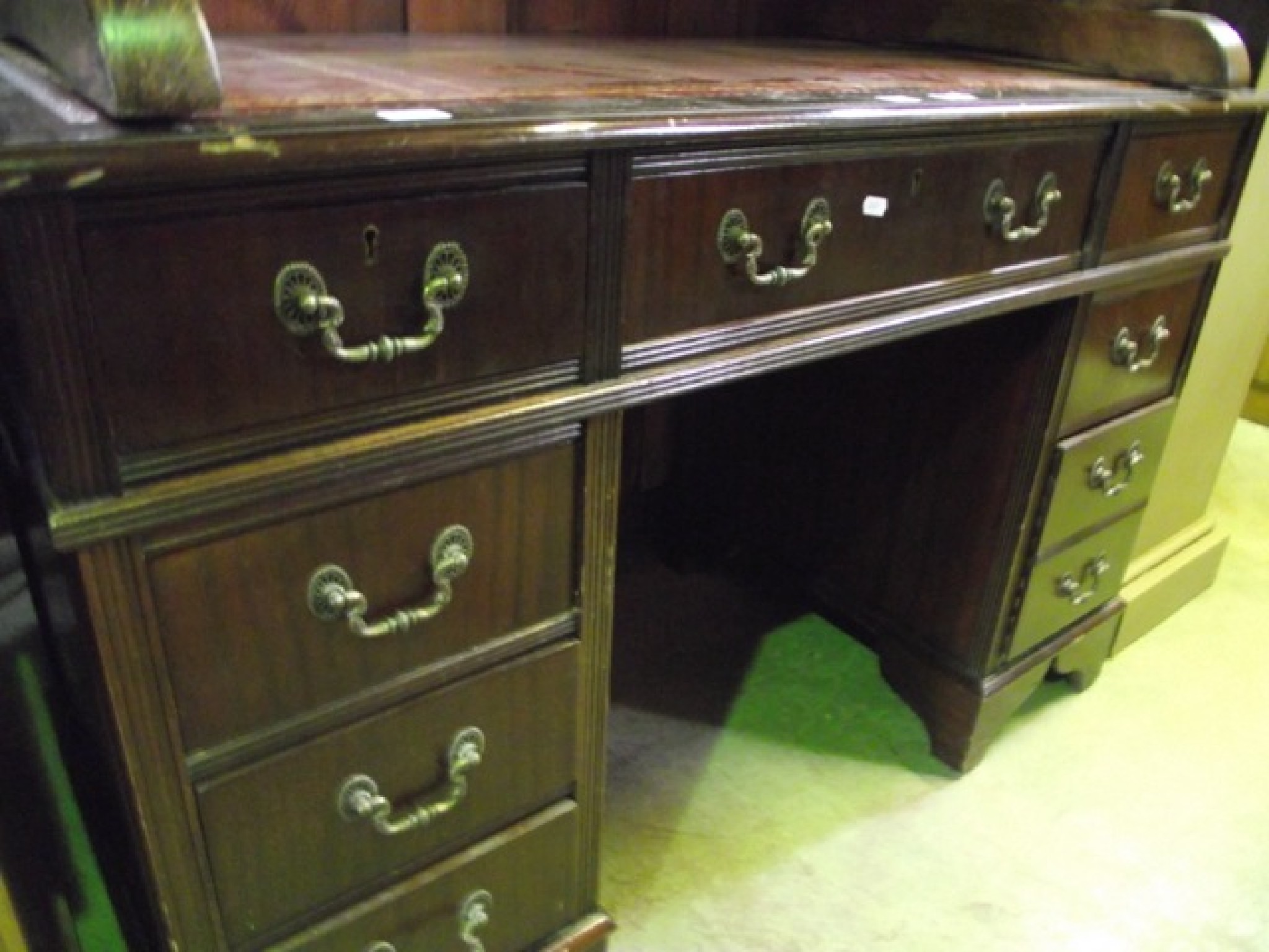 Appraisal: A reproduction mahogany veneered kneehole twin pedestal desk the rectangular