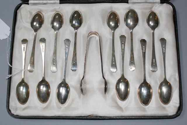 Appraisal: A CASED SET OF TWELVE SILVER TEASPOONS with wriggle work