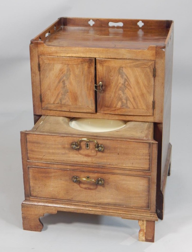 Appraisal: An early thC mahogany night commode the top with a