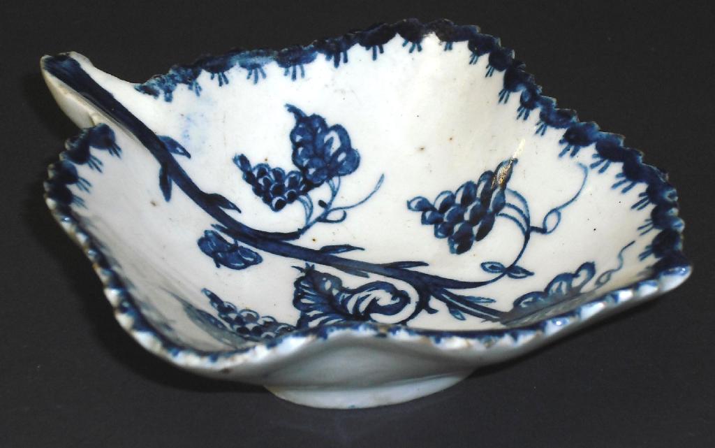 Appraisal: th century Lowestoft leaf shape pickle dish painted in underglaze